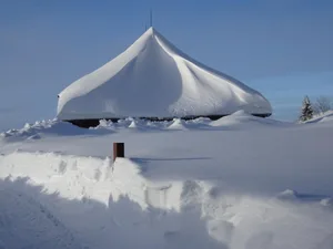 schneehaus Einen Giebel aus Schnee hat dieses Bauernhaus auf der Schwämi vor Weihnachten erhalten. (Leserbild: Herbert Sennhauser)