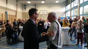 20180107_120322 Gemeindepräsident Marco Pezzatti (links) ehrt den überraschten Hansjakob Tobler mit dem Titel als Seegräbner des Jahres. (Christian Brändli), Gut 120 Seegräbnerinnen und Seegräbner besuchten den Neujahrsapéro in der Turnhalle. (Christian Brändli), Gut 120 Seegräbnerinnen und Seegräbner besuchten den Neujahrsapéro in der Turnhalle. (Christian Brändli), Gut 120 Seegräbnerinnen und Seegräbner besuchten den Neujahrsapéro in der Turnhalle. (Christian Brändli), Gut 120 Seegräbnerinnen und Seegräbner besuchten den Neujahrsapéro in der Turnhalle. (Christian Brändli), Gemeindepräsident Marco Pezzatti (links) ehrt den überraschten Hansjakob Tobler mit dem Titel als Seegräbner des Jahres. (Christian Brändli), Der Seegräbner des Jahres 2017: Hansjakob Tobler. (Christian Brändli), Gut 120 Seegräbnerinnen und Seegräbner besuchten den Neujahrsapéro in der Turnhalle. (Christian Brändli), Gemeindepräsident Marco Pezzatti (links) und der verletzte Gemeindeschreiber Marc Thalmann. (Christian Brändli)
