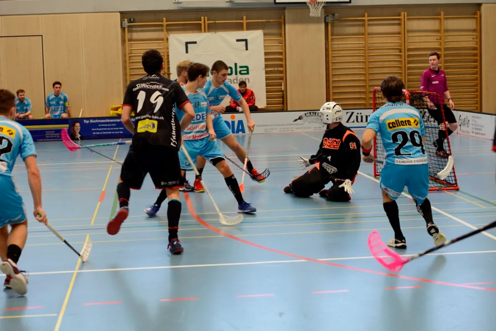 _dsc2473 Der UHC Pfannenstiel (in schwarz) unterlag Sarganserland in der Verlängerung (Bild: zvg)