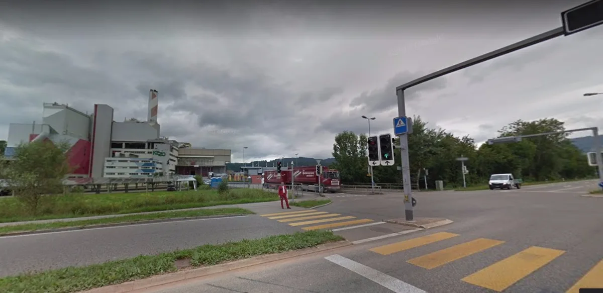 kezo Auf der Hinwiler Zürichstrasse bei der Kezo stiessen am Samstagnachmittag zwei Fahrzeuge zusammen. (Bild: <p><a href="https://www.google.ch/maps/@47.3067969,8.8198643,3a,75y,46.77h,95.9t/data=!3m6!1e1!3m4!1skFPeDzGtUt8xNa_PITCWtg!2e0!7i13312!8i6656">Google Maps</a></p>)