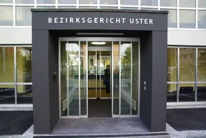 30_0651244 Das Bezirksgericht Uster hat für eine junge Frau, die ihren Freund umbringen wollte, eine stationäre Therapie angeordnet. (Archivbild: Thomas Hulliger)