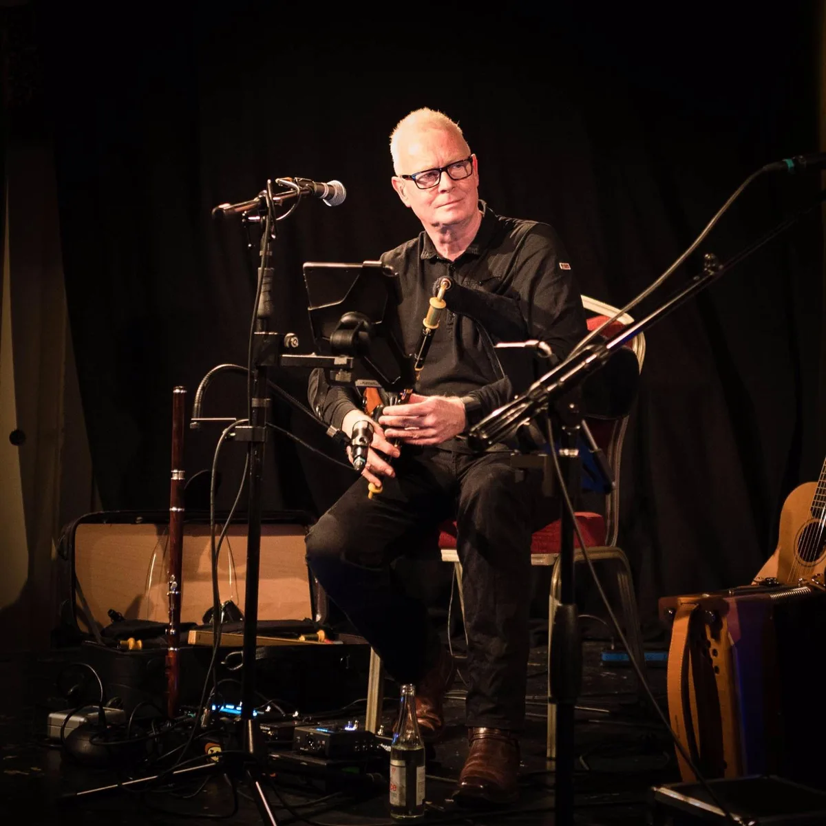 inish-6 Brendan Wade ist in Irland und der Schweiz ein gefragter Musiker.
(Foto: pd.) , Zusammen mit Tamy (m.) und Mike Gorsatt (r.) bildet er das Trio Inish.
(Foto: pd.)