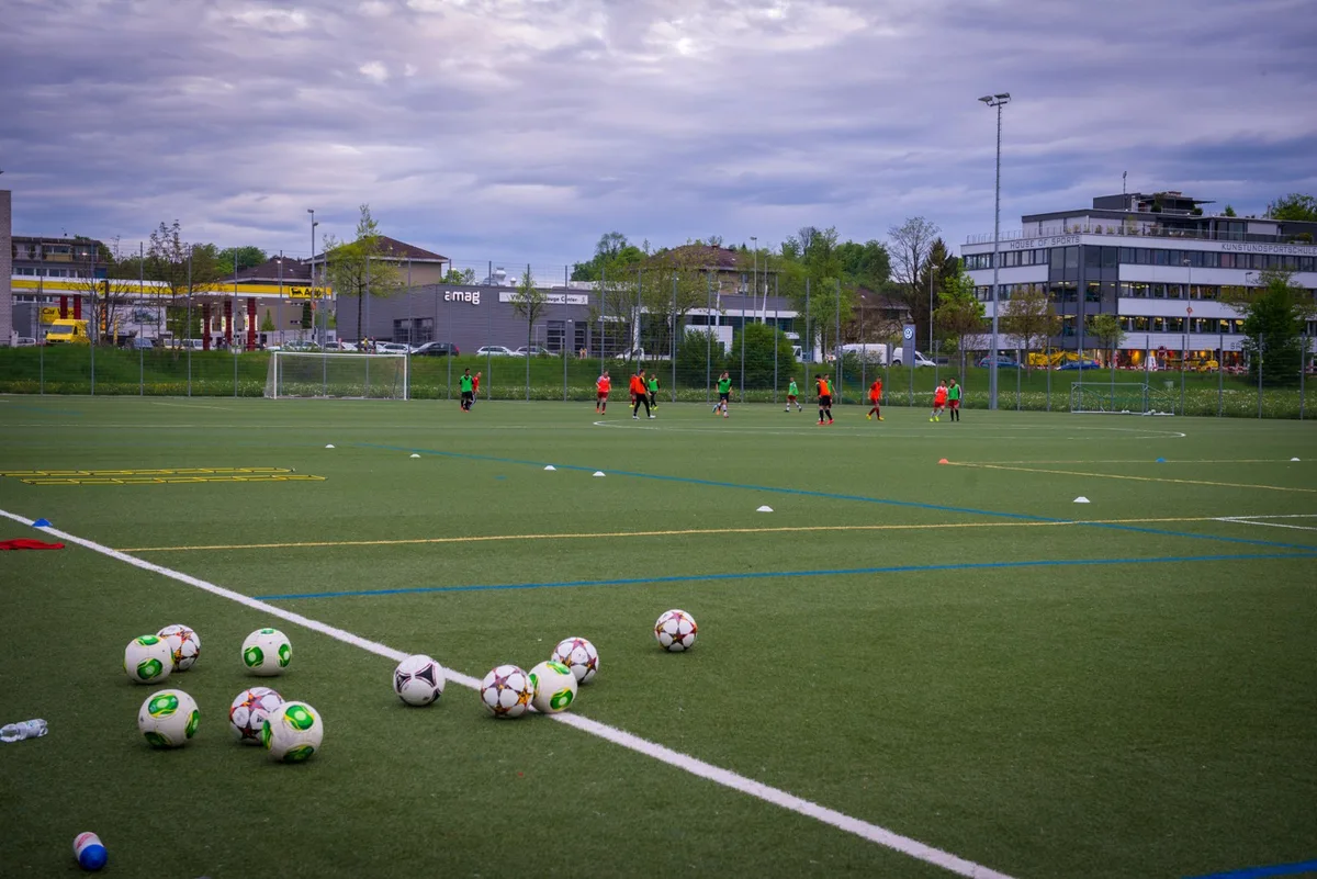 buchholz_preview Die Sportanlage Buchholz bekommt mit dem Fahrplanwechsel 2019 eine eigene Haltestelle: Der Bus fährt dann im Halbstundentakt bis zu den Sportanlagen. (Foto: Seraina Boner)