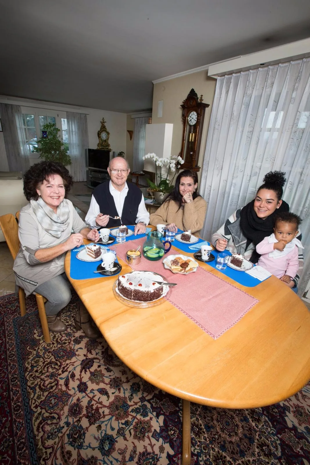 glattaler_10012018_generationen_nag-5_preview Am Esstisch versammelt (von links): Erika Iten-Fässler, Albert Fässler, Marina Iten, Luana Iten, Aiyana Iten. (Bild: Nathalie Guinand)
