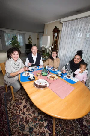 glattaler_10012018_generationen_nag-5_preview Am Esstisch versammelt (von links): Erika Iten-Fässler, Albert Fässler, Marina Iten, Luana Iten, Aiyana Iten. (Bild: Nathalie Guinand)