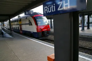0432013_preview Im Bahnhof Rüti hatte ein junger Iraker im Sommer 2016 zwei Männer während eines Disputs zum Teil lebensgefährlich verletzt. Nun stand der Angreifer vor Gericht. (Archivbild: Mano Reichling)