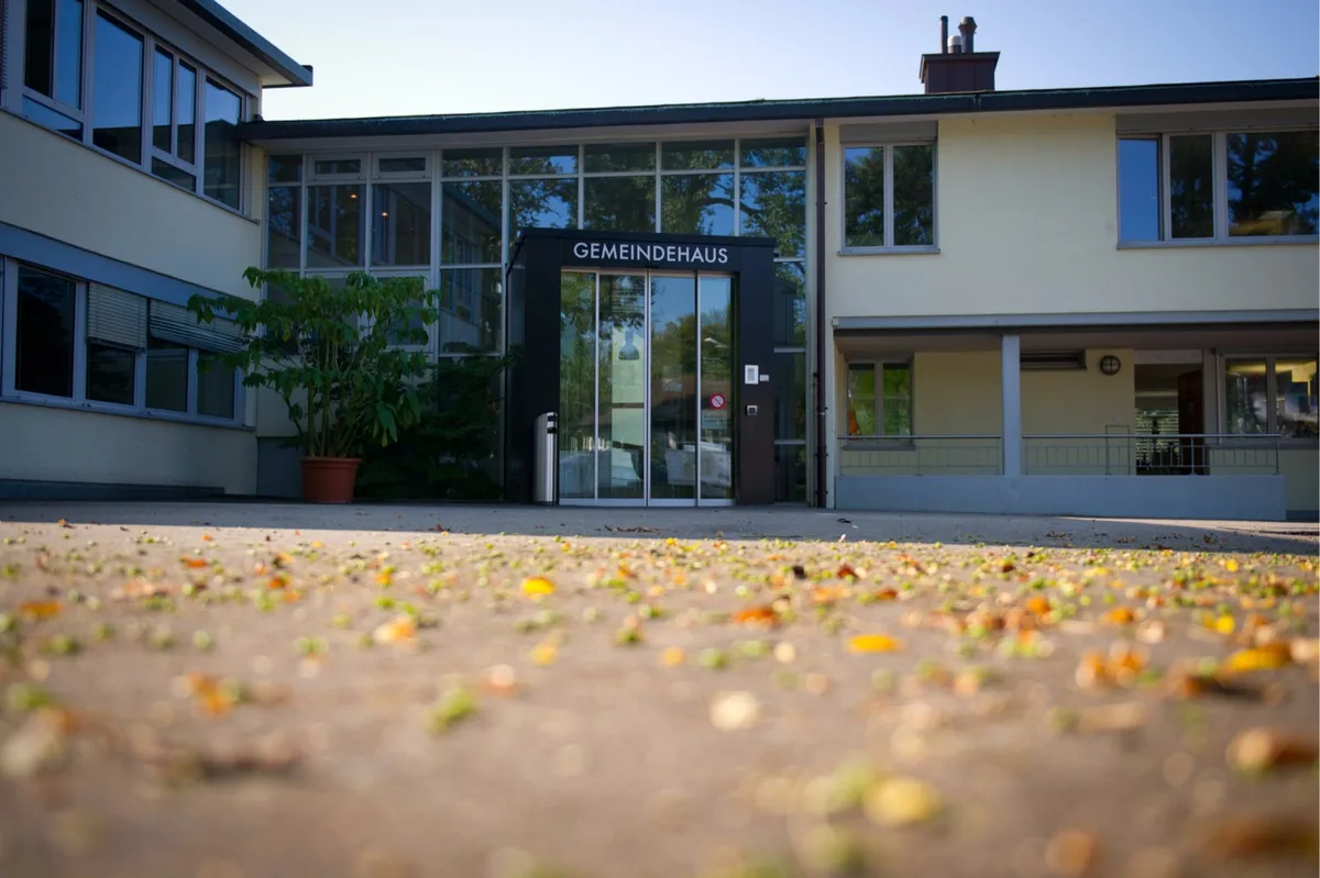 2419026_preview_1 Der Wahlkampf in Wangen-Brüttisellen wird spannender als vor vier Jahren. Im Bild das Gemeindehaus.
(Foto: David Kündig)