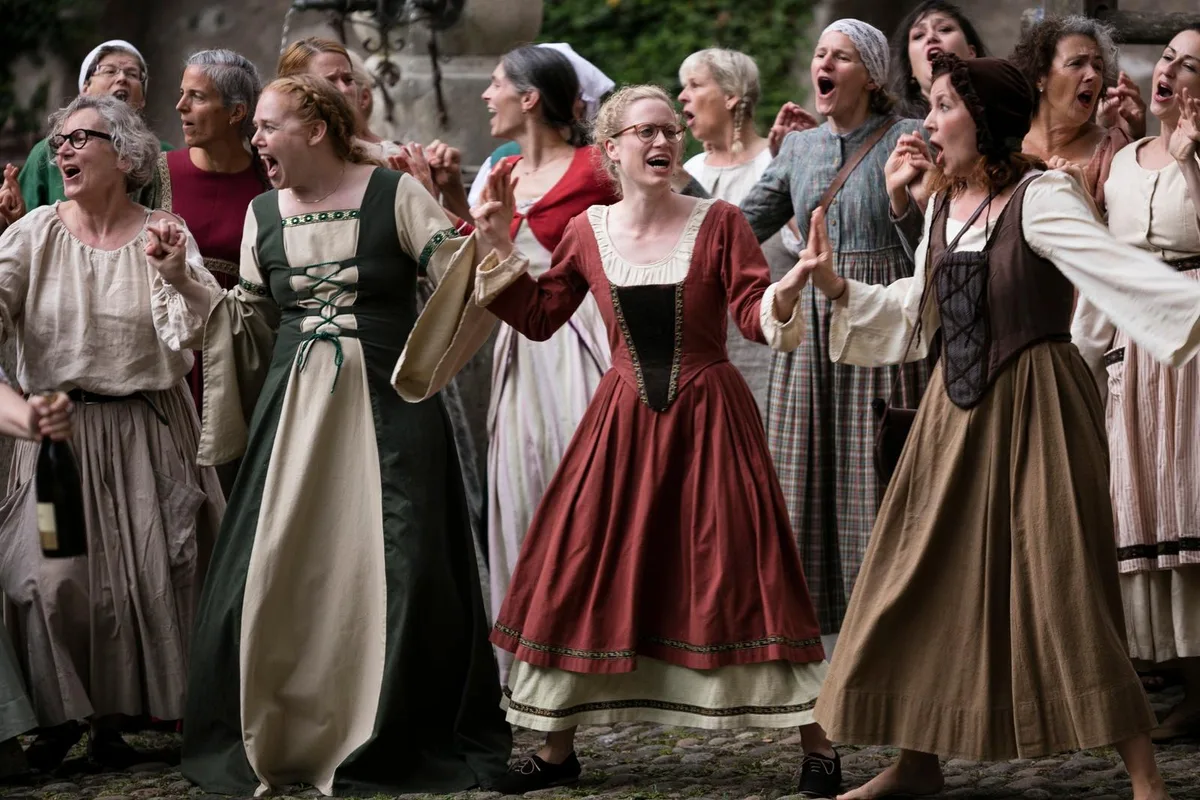 singfrauen_1 Die Singfrauen Winterthur feiern ihr zwanzigstes Jubiläum.
(Foto: pd.), Franziska Welti ist Gründerin und musikalische Leiterin der Singfrauen Winterthur.
(Foto: pd.), Der Frauenchor lockt mit Vielfältigkeit.
(Foto: pd.), Die Singfrauen Winterthur sind in Ländern auf der ganzen Welt unterwegs.
(Foto: pd.), Zum Beispiel auch in Georgien, wo sie regelmässig auftreten.
(Foto: pd.)