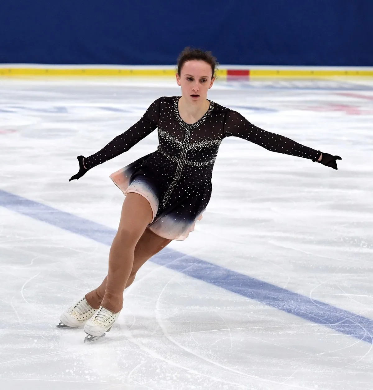 Jana Stroppel vom Dübendorfer Eislaufclub während ihrer Präsentation des Kurzprogramms in der Lido Eishalle in Rapperswil. (Foto: Albert René Kolb)