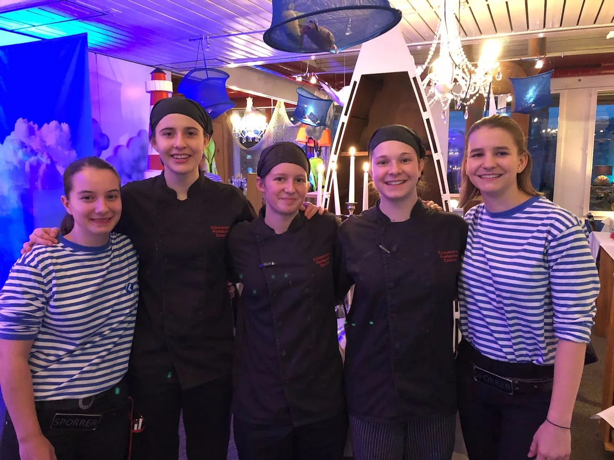 lehrlingsmonat_alle Die fünf Mädchen (hier mit Jenny Lienhard in der Mitte) sollen so lernen, Verantwortung für einen Gastronomiebetrieb zu übernehmen.
(Foto: pd.), Alexandra Berger (v.l), Tina Zahner, Fabienne Maurus und Celina Bachofner leiten mit der fehlenden Jenny Lienhard das Restaurant Sporrer.
(Foto: Talina Steinmetz), Tina Zahner (l.) ist Köchin im ersten Lehrjahr, Celina Bachofner im dritten. Die beiden Mädchen unterstützen sich gegenseitig.
(Foto: Talina Steinmetz), Die angehenden Restaurationsfachfrauen Alexandra Berger (l.) und Fabienne Maurus sind für den Service im Restaurant zuständig.
(Foto: Talina Steinmetz)
