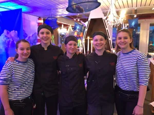 lehrlingsmonat_alle Die fünf Mädchen (hier mit Jenny Lienhard in der Mitte) sollen so lernen, Verantwortung für einen Gastronomiebetrieb zu übernehmen.
(Foto: pd.), Alexandra Berger (v.l), Tina Zahner, Fabienne Maurus und Celina Bachofner leiten mit der fehlenden Jenny Lienhard das Restaurant Sporrer.
(Foto: Talina Steinmetz), Tina Zahner (l.) ist Köchin im ersten Lehrjahr, Celina Bachofner im dritten. Die beiden Mädchen unterstützen sich gegenseitig.
(Foto: Talina Steinmetz), Die angehenden Restaurationsfachfrauen Alexandra Berger (l.) und Fabienne Maurus sind für den Service im Restaurant zuständig.
(Foto: Talina Steinmetz)