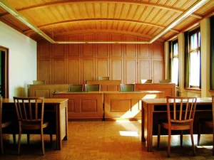 30_bezirksgericht_hinwil_grosser_saal_jan_16 In diesem Saal des Bezirksgerichtes Hinwil wurde das Urteil im Fall um den blutigen Streit am Bahnhof Rüti verkündet. (Foto: Gerichte Zürich)