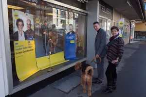 urs_luescher_in_den_stadtrat_b_preview Die meiste Zeit mit Hund unterwegs: EVP-Stadtratskandidat Urs Lüscher, hier zusammen mit seiner Mitarbeiterin Susanne Fehr vor dem Aushang mit seinem Wahlplakat. (Foto: Urs Jenny)