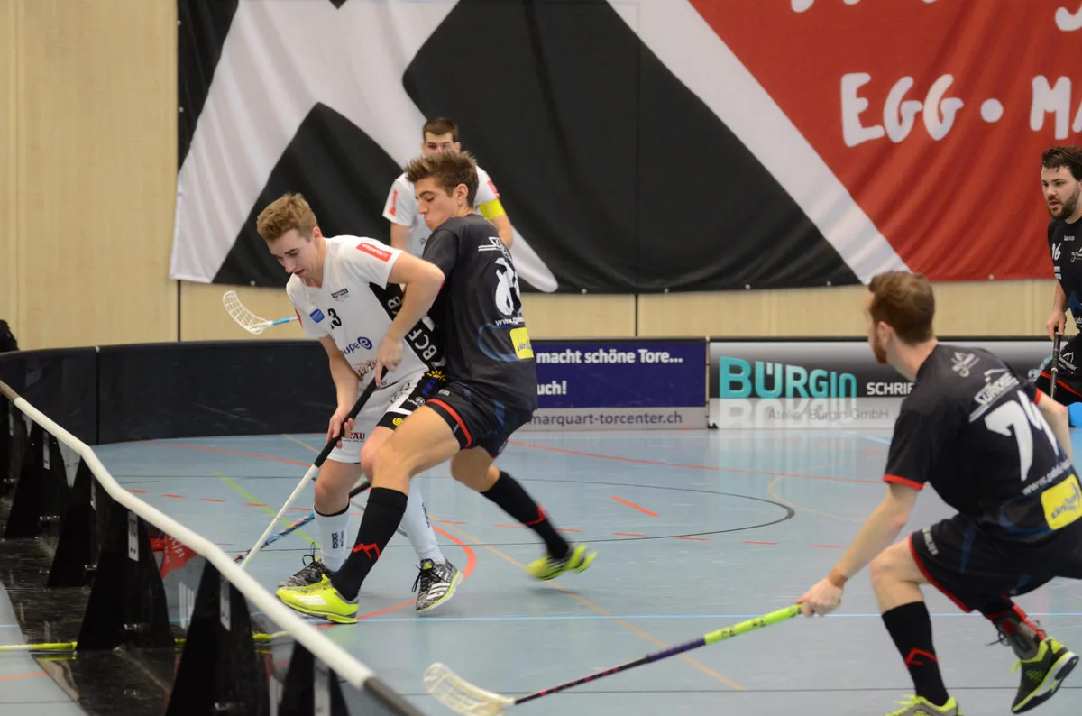 rgi_8401 Der UHC Pfannenstiel (in schwarz) verlor gegen Fribourg 4:7 (Foto: PD)
