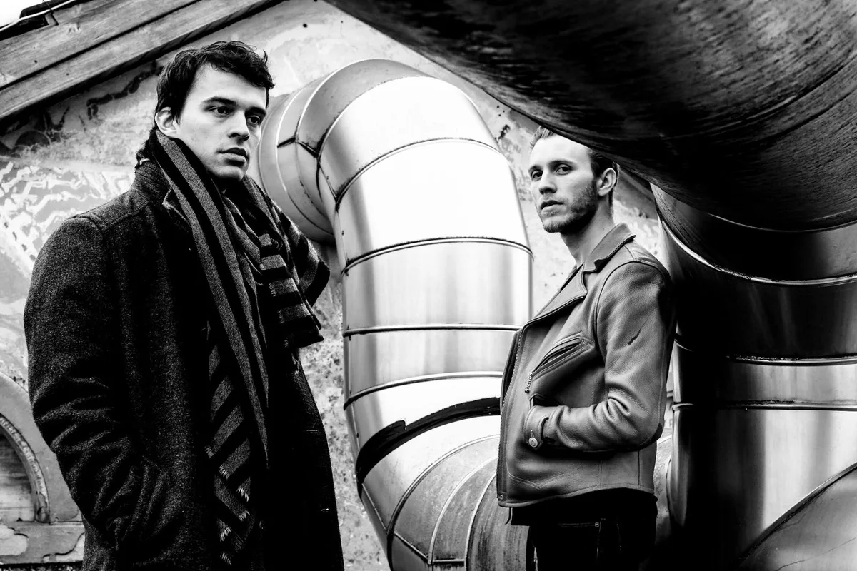 4_bonosera_highres_raffaellaecho-ooo_ Seraphim von Werra (l.) und Aaron Wegmann feiern am Freitag die Plattentaufe ihres ersten Albums.
(Foto: pd.), Die beiden Winterthurer kennen sich schon, seit sie klein sind. Im Studium begann ihre gemeinsame Musikkarriere.
(Foto: Talina Steinmetz), Unter dem Pseudonym Bonosera machen sie Desert Trance Blues.
(Foto: pd.)