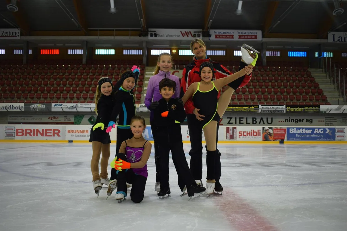 kids_on_ice_2 Nicole Brüngger und einige der Kinder, die am Kids on Ice 2018 auftreten werden. Für sie alle ist der Event ein grosses Highlight.
(Foto: Talina Steinmetz) , Das Showlaufen Kids on Ice findet seit 2016 im Hallenstadion statt.
(Foto: Michael Hottinger / www.kidsonice.ch), Das Projekt entstand aus einer Vision der Winterthurerin Nicole Brüngger. Ihr Mann Adrian Brüngger hat die finanzielle Leitung unter sich.
(Bild: zvg) , Nicole Brüngger hofft, das Kids on Ice 2018 nicht zum letzten Mal aufgeführt wird.
(Foto: Michael Hottinger / www.kidsonice.ch), Kids on Ice 2018 findet unter dem Motto «Heidi» statt.
(Foto: Michael Hottinger / www.kidsonice.ch)