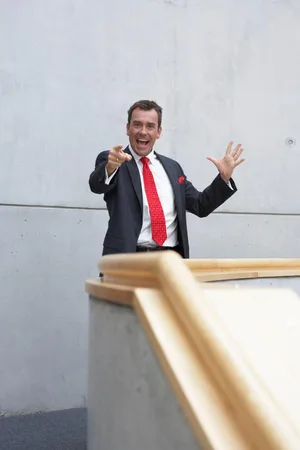 portraet_juergen_hoeller_quelle_juergen_hoeller_academy_3 Jürgen Höller verspricht etwas, das alle wollen: Erfolg. (Foto: PD), Dafür strömen die Massen an seine Power Days. Dieses Wochenende wird dies auch in der Eulachhalle in Winterthur der Fall sein. (Foto: Siggi Bucher), Mit solchen Motivationsseminaren will der 54-jährige Deutsche die Besucher auf Erfolg programmieren. (Foto: Alexander Sandy Brandl), Nicht geschadet hat ihn, dass er 2003 wegen Meineids, Insolvenzverschleppung und Untreue ins Gefängnis musste. Er gilt als Europas führender Erfolgs- und Motivationstrainer. (Foto: PD)