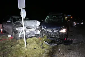 180125_zollikerberg Bei der Kollision der beiden Autos in Zollikerberg wurden zwei Personen verletzt. (Foto: Kapo Zürich)