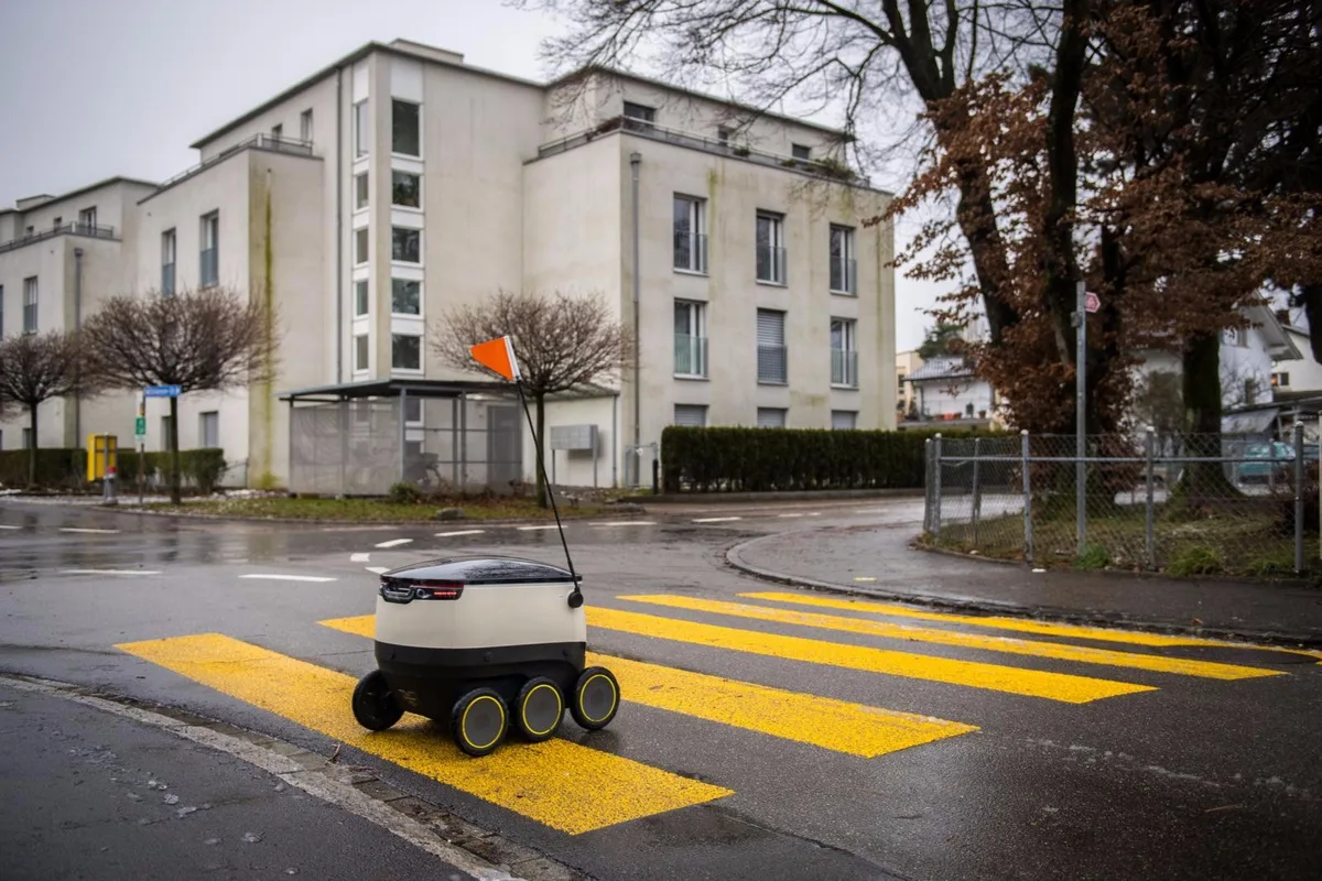 duebendorf_14122017_postroboter_sbo_7_preview Der Lieferroboter in Dübendorf im Einsatz. Was man nicht sieht: Er wird während seiner Arbeit stets von einem Menschen begleitet. (Archiv: Seraina Boner)