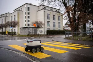 duebendorf_14122017_postroboter_sbo_7_preview Der Lieferroboter in Dübendorf im Einsatz. Was man nicht sieht: Er wird während seiner Arbeit stets von einem Menschen begleitet. (Archiv: Seraina Boner)