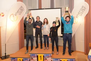 img_6456 Die Sieger der 70. Skimeisterschaften Uster: (von links nach rechts) Michael Meier, Levin Brunner, Nina Brunner, Stefanie Künzli, Tobias Pfändler. Es fehlt Angela Gallmann. (Foto: Johannes Riedl)