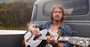 eb42e6_91faa01212a043589663c3140c28b340mv2_d_5120_2700_s_4_2 Tobey Lucas lebt die Countrymusik. (Bild: tobeylucas.com)