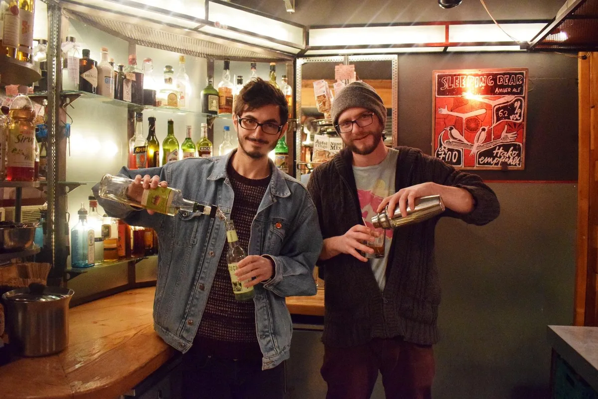 Roman Surber (l.) und Benji Leuthold sind Barkeeper im Ausgehlokal Kraftfeld. 

(Foto: Talina Steinmetz), Die beiden Winterthurer haben durch ihre Arbeit hinter dem Bartresen schon viele schräge Geschichten erlebt. 

(Foto: Talina Steinmetz), Zum Beispiel wollte eine Frau einmal ihre Brüste für einen Drink zeigen. 

(Foto: Talina Steinmetz)