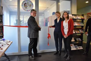 aus_0138 Stadtpräsident Lothar Ziörjen (BDP), Primarschulpräsidentin Susanne Hänni (GEU) und Gina Sessa, Leiterin Bildungslandschaft (von links) eröffnen die «Kontakt- und Anlaufstelle für Familien» im Dübendorfer Familienzentrum. (Fotos: David Marti), Susanne Hänni (zweite von rechts) diskutiert mit Besuchern., Nach der Eröffnung konnte sich die Dübendorfer Bevölkerung mit den Verantwortlichen austauschen. , Lothar Ziörjen diskutiert mit Besuchern., , Das neue Büro ist morgens von Dienstag bis Freitag betreut., Die Garderobe zeigt: Familien mit Kindern sind hier zu Gast.