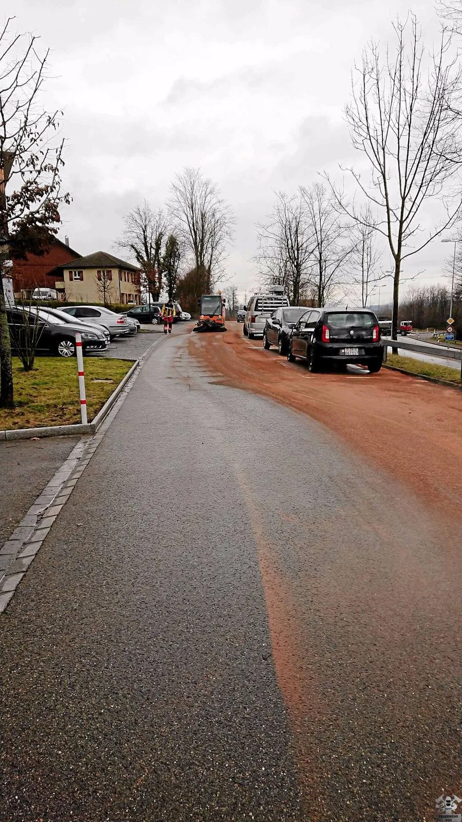 fw2 Mit dem Ölbinder darf man nicht geizen. (Foto: PD), Der Autofahrer hat das Malheur selber bemerkt. (Foto: PD), Auch das Putzfahrzeug der Gemeinde war im Einsatz. (Foto: PD)