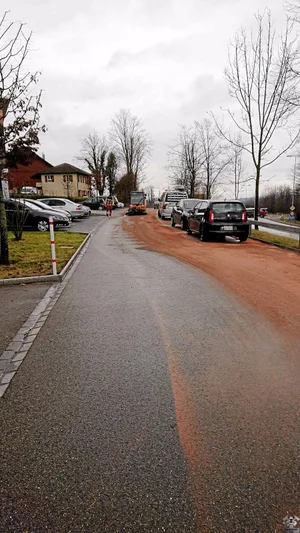 fw2 Mit dem Ölbinder darf man nicht geizen. (Foto: PD), Der Autofahrer hat das Malheur selber bemerkt. (Foto: PD), Auch das Putzfahrzeug der Gemeinde war im Einsatz. (Foto: PD)