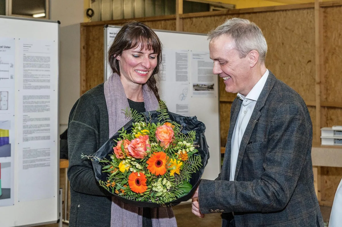 05022018_kunst_am_bau_uster_gu_12_0 Die Siegerin des Wettbewerbs Kunst am Bau, Judith Albert,erhält einen Blumenstrauss von Cla Famos überreicht. (Fotos: André Gutzwiller), Christian Zwinggi: «Kunst ist wichtig für die Identität der Stadt.», Stadträtin Barbara Thalmann sagte, sie freue sich, das Kunstwerk in vollendeter Grösse sehen zu können.