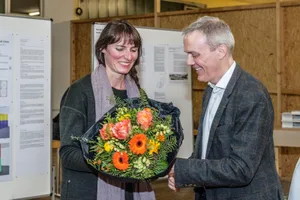 05022018_kunst_am_bau_uster_gu_12_0 Die Siegerin des Wettbewerbs Kunst am Bau, Judith Albert,erhält einen Blumenstrauss von Cla Famos überreicht. (Fotos: André Gutzwiller), Christian Zwinggi: «Kunst ist wichtig für die Identität der Stadt.», Stadträtin Barbara Thalmann sagte, sie freue sich, das Kunstwerk in vollendeter Grösse sehen zu können.