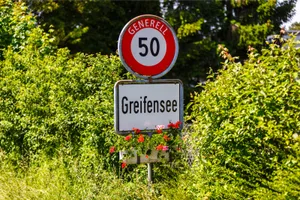 greifensee_ortsschild_naz-1_preview Greifensee ist eigentlich ein recht idyllischer Ort. Doch vor den Erneuerungswahlen erhöht sich der Puls. (Archiv: Nicolas Zonvi)