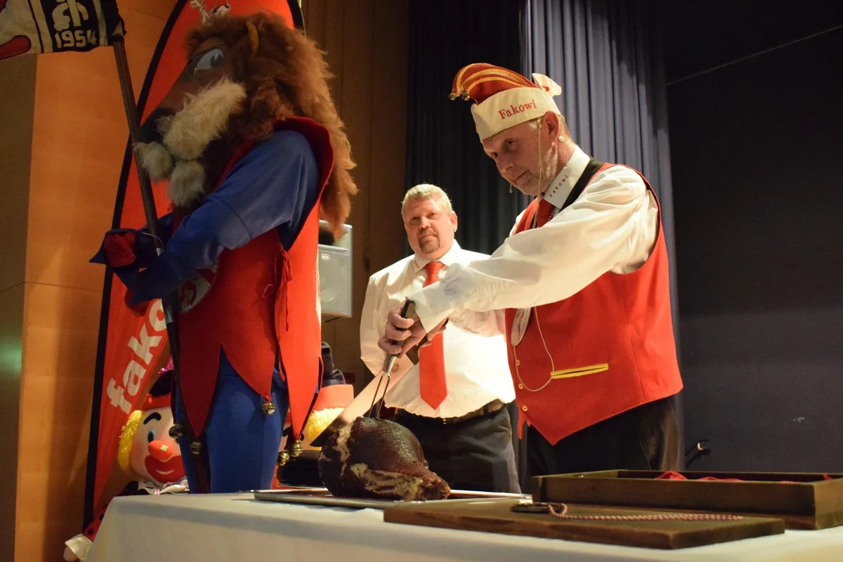 Thomas Steffen schnitt den traditionellen Hammen an. 

(Foto: Talina Steinmetz)