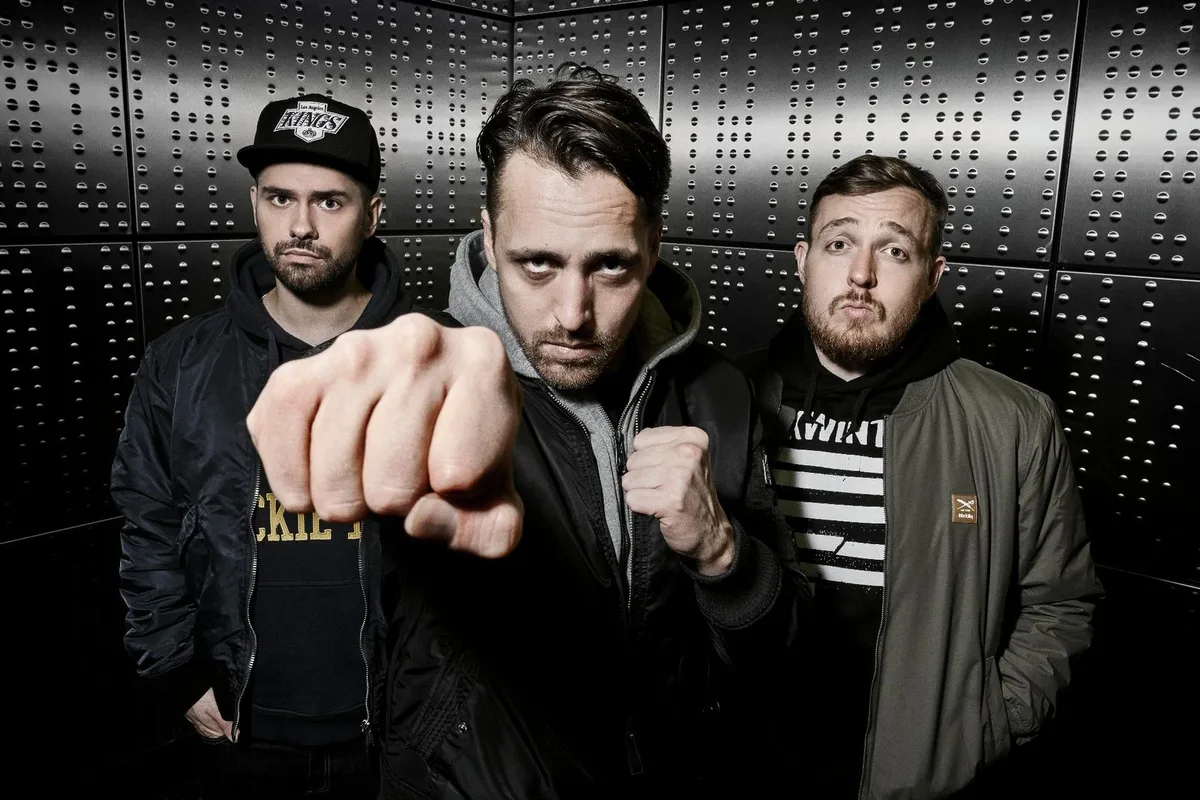 Koljah (v.l.), Danger Dan und Panik Panzer sind die Antilopen Gang. «Anarchie und Alltag» ist bereits das dritte Album der Gruppe. 

(Foto: Robert Eikelpoth), Die drei Rapper treten am Samstag, 10. Februar, im Salzhaus auf. 

(Foto: Robert Eikelpoth)