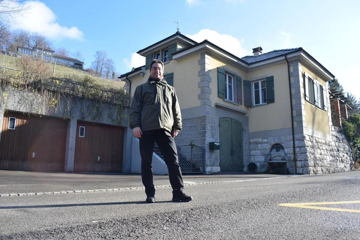 Peter Niederhäuser hat die Geschicht der Rychenbergstrasse aufgearbeitet. Im Hintergrund sieht man die Bühler-Trotte, die heute als Wohnhaus genutzt wird. 

(Foto: Talina Steinmetz), Das war nicht immer so: Hier ein Bild der Bühler-Trotte, ca. im Jahr 1910. Davor die damalige Leestrasse. 

(Foto: pd), Peter Niederhäuser hat Details einer 80-jährigen Baugeschichte in seinem Buch «Die Geschichte der Rychenbergstrasse» zusammengetragen. 

(Foto: Talina Steinmetz), Die Brauerei Haldengut, ebenfalls an der Rychenbergstrasse, in früheren Jahren. 

(Foto: pd), Hier sieht man die Reichweite der heutigen Rychenbergstrasse. Dieses Aquatinta wurde um 1850 gestochen. 

(Foto: pd.)