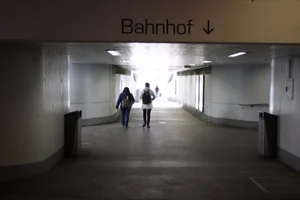 img_9885_preview Es gibt ein Licht am Ende des Tunnels: Dank dem Einsatz von privaten Putzequipen liegt in der Bahnhofsunterführung weniger Abfall rum. (Foto: Thomas Bacher)