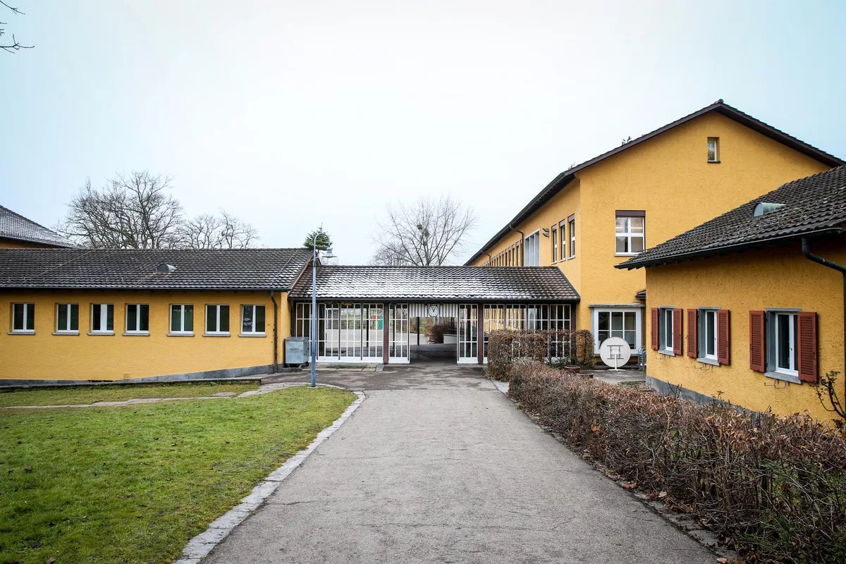 volketswil_06122017_schulhauszentral_nag-3 Das Primarschulhaus Zentral in Volketswil: Sperrzone für Peter Schnetzler? (Archivfoto: Nathalie Guinand), Die drei Kandidaten für das Schulpräsidium: Yves Krismer, Sabine Wegmann und Peter Schnetzler (von links). (Fotos: PD), Rosmarie Quadranti bei einer Ansprache im Frauenhaus Zürcher Oberland. (Archivfoto: Nick Soland)