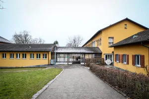 volketswil_06122017_schulhauszentral_nag-3 Das Primarschulhaus Zentral in Volketswil: Sperrzone für Peter Schnetzler? (Archivfoto: Nathalie Guinand), Die drei Kandidaten für das Schulpräsidium: Yves Krismer, Sabine Wegmann und Peter Schnetzler (von links). (Fotos: PD), Rosmarie Quadranti bei einer Ansprache im Frauenhaus Zürcher Oberland. (Archivfoto: Nick Soland)