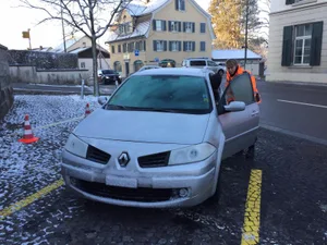 download_nur_mit_quellenangabe_0 Eine klare Sicht sieht anders aus: Die Stadtpolizei Uster bei ihrer Kontrolle. (Foto: Stadtpolizei Uster)