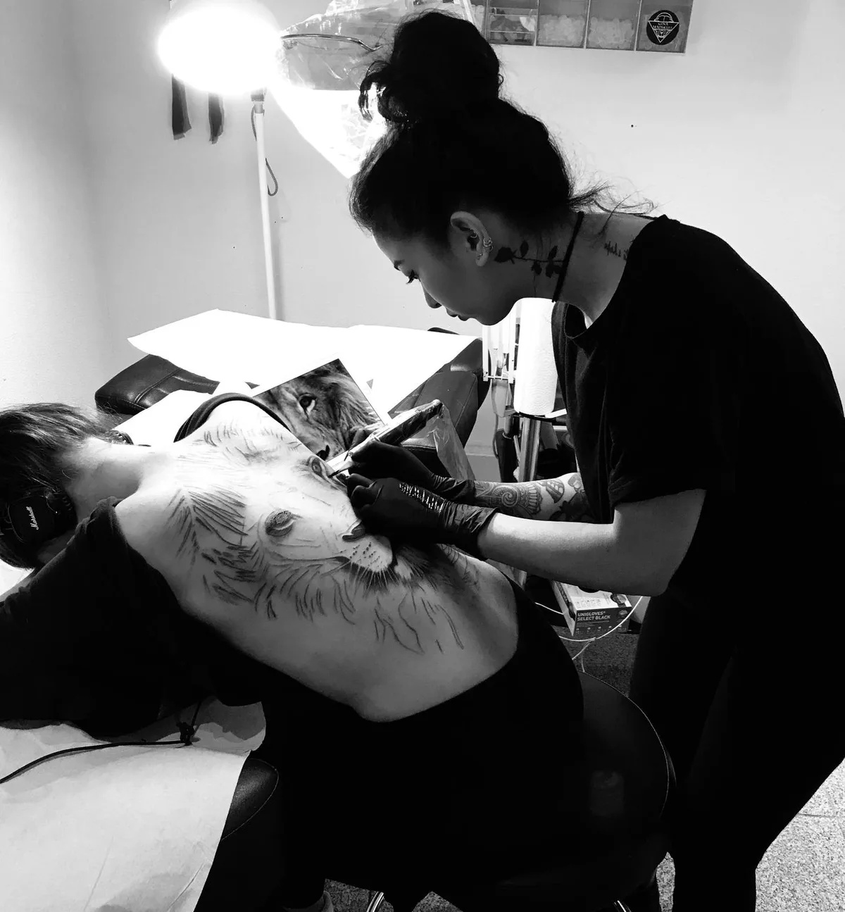 Gina Moser ist Tättowiererin bei der Tattookette «2nd Skin». 

(Foto: Studio «2nd Skin), Cover-Up-Tattoos wie dieses gehören zu ihrer Arbeit. 

(Foto: Studio «2nd Skin), Oft handelt es sich dabei um Motive, die dem Kunden nicht mehr gefallen. 

(Foto: Studio «2nd Skin), Es gibt aber auch solche, die ein Cover-Up machen, um einen Lebensabschnitt hinter sich zu lassen. Hier zum Beispiel wurde ein grosses Tattoo über einen vernarbten Arm gestochen. 

(Foto: Studio «2nd Skin), Gina Moser hat im tättowieren ihren Traumjob gefunden. 

(Foto: Studio «2nd Skin)
