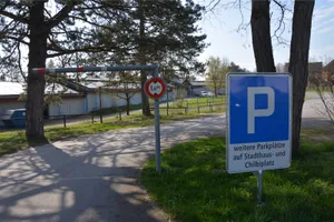 dsh_1300_preview Der Parkplatz bei, Freibad Oberdorf. Hier dürfen die automobilen Badi-Besucher noch einen Sommer gratis parkieren. Auf dem Ausweich-Parkplatz auf dem Chilbiplatz herrscht schon lange Gebührenpflicht. (Archiv: Philippe Wenger)