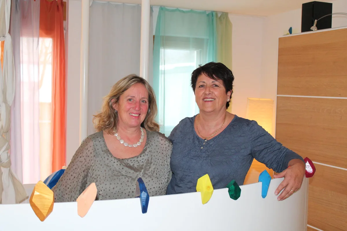 img_7161 Bea Angehrn (l.) und Gisela Burri, Hebammen des Geburtshauses Zürcher Oberland, setzen sich für natürliche Geburten ein. (Bild: Marko Stevic), Bea Angehrn (l.) und Gisela Burri, Hebammen des Geburtshauses Zürcher Oberland, setzen sich für natürliche Geburten ein. (Bild: Marko Stevic), Bea Angehrn (l.) und Gisela Burri, Hebammen des Geburtshauses Zürcher Oberland, das am 17. Januar einen Protestbrief verfasst hat. (Bild: Marko Stevic), Gisela Burri (l.) begrüsst im Geburtshaus Zürcher Oberland am 12. Februar Regierungsrat Thomas Heiniger. (Bild: zvg), Bea Angehrn (l.) und Gisela Burri vor dem Logo des Geburtshauses Zürcher Oberland. (Bild: Marko Stevic)