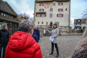 uster_16022018_spatenstich_nag-2_preview Gemeindepräsidentin Monika Keller bei Ihren Ausführungen. Sie sei froh, dass es nun endlich losgehe, sagte sie. (Foto: Nathalie Guinand), Die Verantwortlichen mit denkmalgeschützten Ziegeln. Oben, von links: Gemeindepräsidentin Monika Keller, Mario Wagen (Architekt), Lea Mandalaz (Architektin), Bruno Schaerli und Franziska Graf Schläppi (Gemeinderäte); unten, von links: Ingo Brinkmann (Bauherrenbegleitung), Herbert Hubmann (Liegenschaften), Roger Schlatter (Bauleitung). , Zu Beginn wird von den Bauarbeiten noch nicht viel zu sehen sein. (Foto: Nathalie Guinand), Zu Beginn wird von den Bauarbeiten noch nicht viel zu sehen sein. (Foto: Nathalie Guinand)
