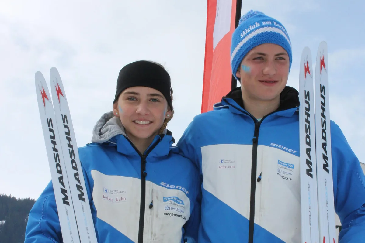 Sie holten die U16-SM-Titel: Siri Wigger (links) und David Knobel. (Foto: SC am Bachtel), Vergoldete SCAB-Staffel: Celia Rüegg, Sara Gerber, Siri Wigger (von links). (Foto: SC am Bachtel)