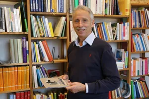 20_img_4148_-_kopie Der pensionierte Pfarrer Peter Schulthess ist nun auf privater Basis tätig, unter anderem als Buchautor. In der Hand hält er sein jüngstes Werk «Herr Pfarrer, beten Sie richtig». (Foto: Ernst Hilfiker)