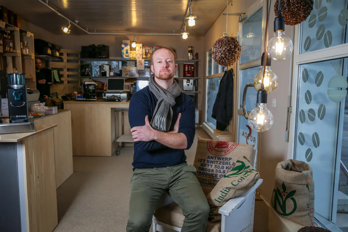 Szeniges Interieur: Inhaber und Geschäftsführer Erich Faisst im von ihm neu gestalteten Ladenlokal der Dübendorfer «Café etc. GmbH». (Fotos: Nathalie Guinand), Elegante Kaffeemaschinen führt Faisst genauso im Angebot wie..., ... Kaffee, der sonst einzig in Gastrobetrieben angeboten wird., Auch eine Werkstatt gehört zur «Café etc. GmbH».