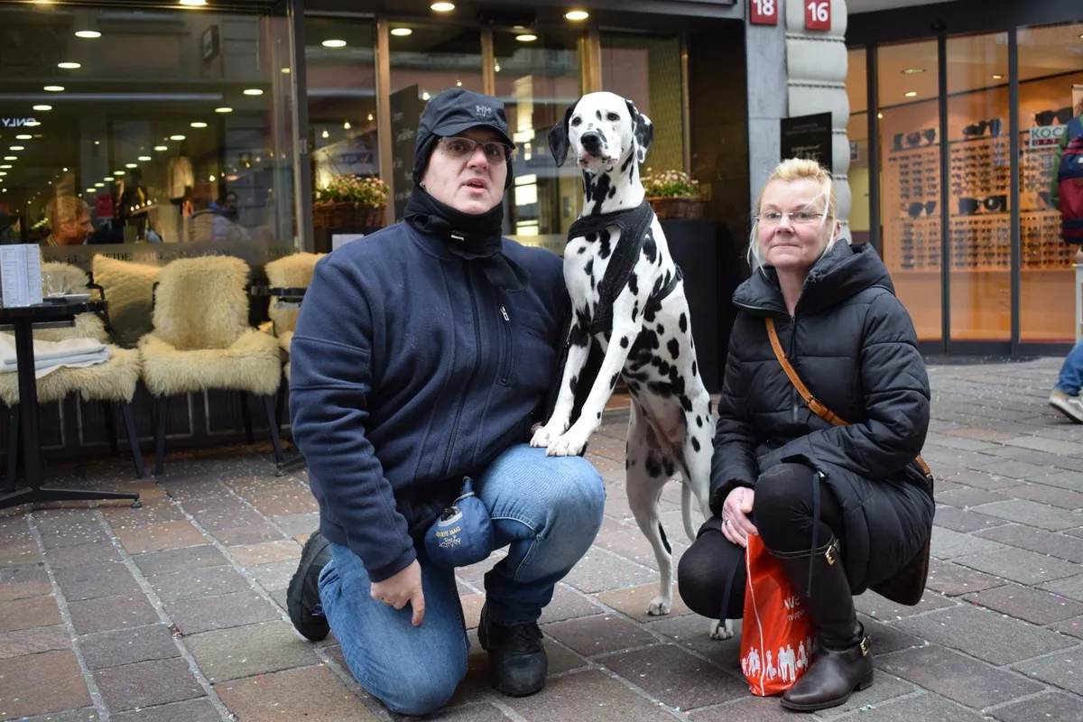 Stephan Müller und seine Partnerin Jacqueline Hörnlimann mit der Dalmatiner-Hündin Chaya. Das Trio geht gerne in Winterthur spazieren; hier fühlt sich Chaya wohl. 

(Foto: Talina Steinmetz)