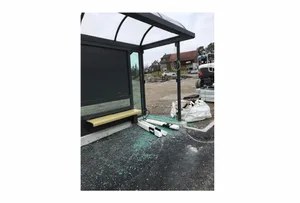 bus1 Unbekannte haben Scheiben beim «Sternen» eingeschlagen. (Foto: PD), Eine Scheibe wurde während des Sturms aus ihrer Halterung gedrückt. (Foto: PD), Die Bushaltestelle Sternen, nachdem die Scheiben wieder repariert wurden. (Foto: PD), Die Bushaltestelle Sternen, nachdem die Scheiben wieder repariert wurden. (Foto: PD)