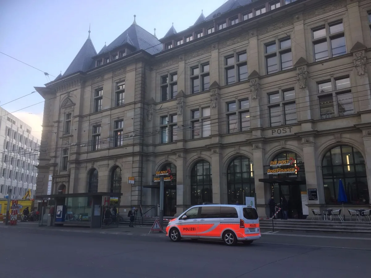 Die Feuerwehr und die Polizei standen am Montagmorgen, 26. Februra 2018, bei einem Grosseinsatz bei der Post am Hauptbahnhof Winterthur. (Foto: Tina Schöni), Es stellte sich heraus, dass es sich beim Alarm um einen Fehlalarm handelte. (Foto: Tele Top / Ralf Frei)